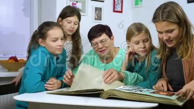 女孩们和祖母一起看旧相册