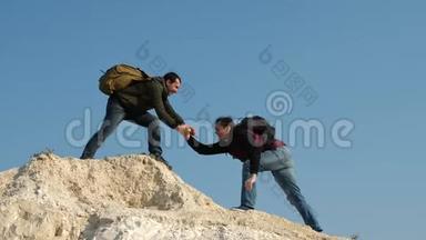 两个登山者在白色的岩石上一个接一个地爬。 商界人士的团队合作。 3.游客互相帮助