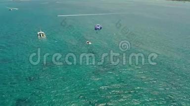 游客乘坐降落<strong>伞</strong>在海面上。 菲律宾，长滩岛