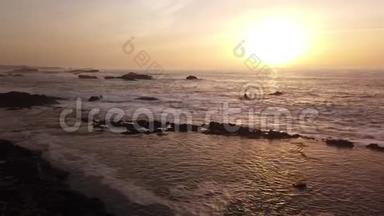 摩洛哥大西洋沿岸海浪和岩石的空中景观，4k
