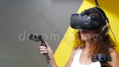 带着<strong>VR</strong>眼镜<strong>玩</strong>游戏的曲线女郎