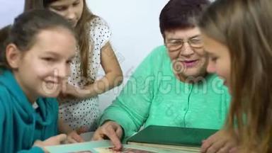 祖母为孙女们展示旧相册的特写