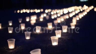 一群蜡烛在街上燃烧。 阵亡将士纪念日