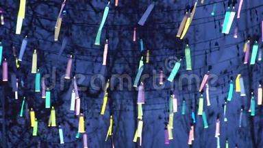 城市街道上悬挂着的荧光彩带，节日的装饰，令人许愿