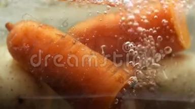 胡萝卜和土豆在沸水中，有很多气泡在<strong>缓慢</strong>运动，食物在超级<strong>缓慢</strong>运动，每240帧。