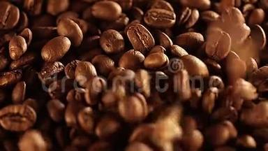 咖啡的种子掉了。 咖啡来了。 咖啡豆。 咖啡豆。 谷物质量烤咖啡要洒在袋子里