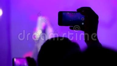 一个年轻人在智能手机上开演唱会