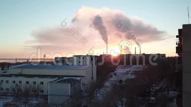 史诗般的日落，<strong>背景</strong>是一个冒烟的工厂。有着明亮光线的<strong>红日</strong>越过了管道工厂和烟雾。