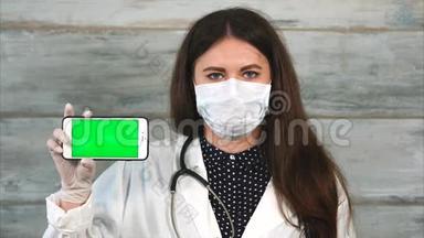 身穿<strong>白大褂</strong>，戴着防护面具的女医护人员手持智能手机