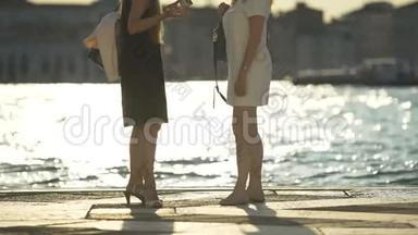 两个女人谈论威尼斯码头，水的<strong>倒影</strong>，<strong>城市</strong>的神奇时刻