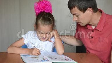 波普骂他七岁的女儿是个有作业的坏女学生