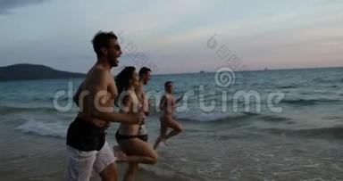 在夕阳下的沙滩上，人们在海上嬉戏，在度假时与欢乐的朋友打成一片