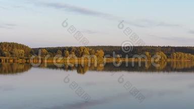 宽阔的河流，秋天美丽的自然景观，令人放松的景色