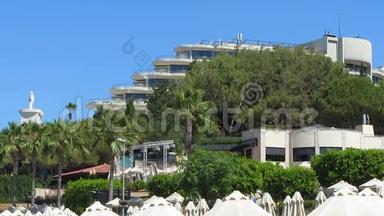 豪华五星级<strong>酒店</strong>的<strong>全景</strong>窗户，棕榈树环绕，从海滩俯瞰