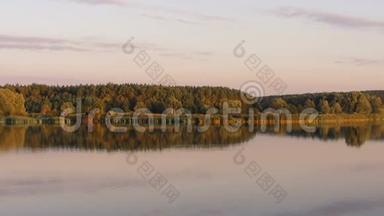平静的秋日自然反映在平静的清澈的水，日落时的河流或湖泊