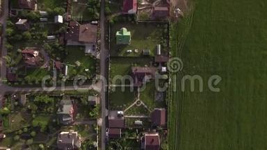 俄罗斯农村绿色庭院的鸟瞰图