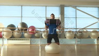 男子平衡的<strong>健身球</strong>和训练与重量<strong>健身</strong>房