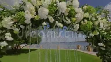 婚礼装饰，拱门为婚礼的鲜花。 现代婚礼装饰