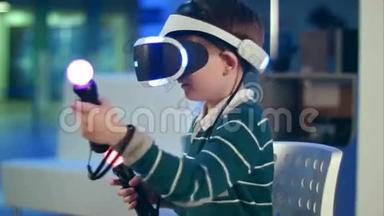 有虚拟现实运动控制器的小男孩有沉浸式游戏体验