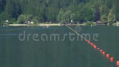 运动员在美丽的湖上划船，参加划船比赛