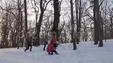 孩子们在冬季公园<strong>堆雪人</strong>，慢动作