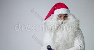 圣诞老人带铃铛和圣诞装饰品