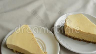 白杯咖啡和奶酪蛋糕，一个女人放在<strong>桌子</strong>上，美味的<strong>早餐</strong>