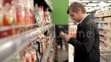 普通的中产阶级在超市里选择罐头食品，年轻人在商店杂货店里选择酱油
