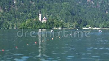 熟练的运动员在斯洛文尼亚美丽的布莱德湖上划船，健康的生活方式