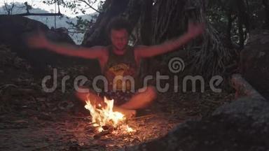 白种人野蛮人在黄昏的热带森林里燃烧小篝火，用米饭煮水壶吃晚餐