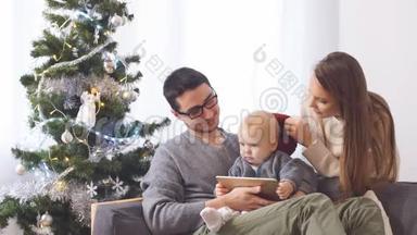 圣诞快乐家庭使用数码平板电脑。