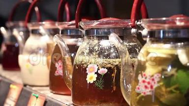 咖啡厅柜台上的玻璃茶壶中广泛选择凉茶饮料