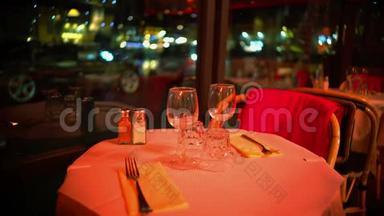 <strong>餐厅</strong>桌上的酒杯，浪漫的粉色灯光，庆祝，<strong>约会</strong>