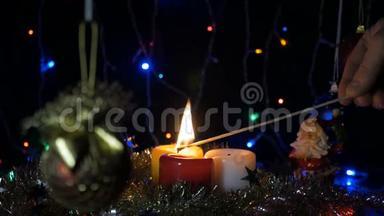点燃新年`蜡烛，长长的火柴。 在圣诞节前夕。 回家度假。