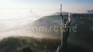 基辅乌克兰<strong>祖国</strong>纪念碑。 空中无人机拍摄的巨大钢雕像盾牌和剑