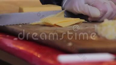 街头厨师用脏手切奶酪。 卫生习惯差，不卫生