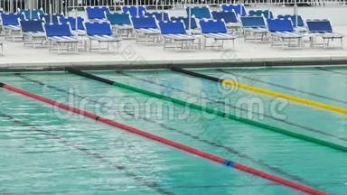 游泳池内干净的蓝色水，有运动轨迹，运动俱乐部，健康的生活方式