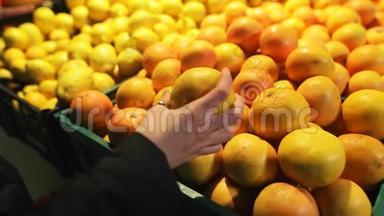 在<strong>超市</strong>买新鲜柑橘<strong>水果</strong>的女人。 消费主义、销售、有机保健概念