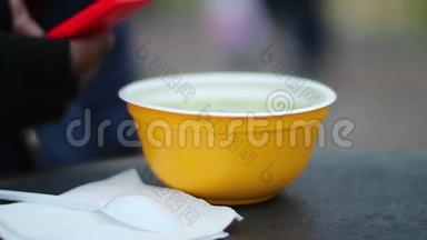 户外提供的塑料碗<strong>热汤</strong>，方便工人食用，便宜的即时午餐