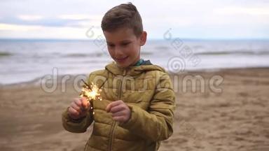 一个快乐的孩子在海滩上玩孟加拉灯，他想把它们熄灭