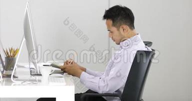 <strong>坐在电脑前</strong>的亚洲商人。