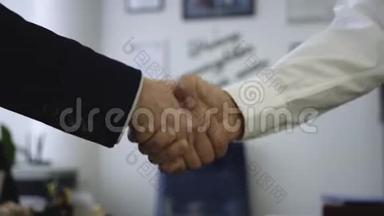 办公室背景下的<strong>握手特写</strong>。 良好的商业交易与<strong>握手</strong>建立了伙伴关系。 两个同事