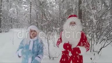 白雪覆盖的森林里的圣诞老人和孙女。 慢<strong>电影画面</strong>