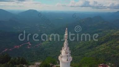 鸟瞰斯里兰卡的Ambuluwawa寺，风景秀丽，青山绿水