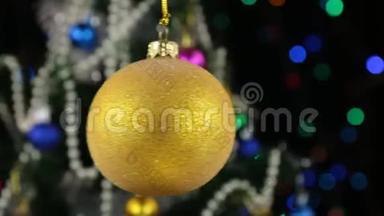 美丽的黄色新年和圣诞装饰球沉<strong>重地</strong>摆动在绳子上。