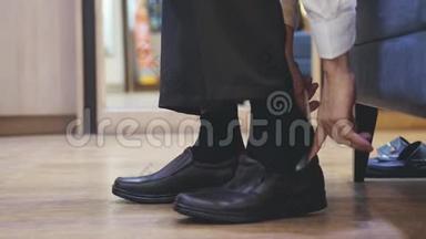 男人穿着棕色的新时尚昂贵的鞋子，带着一个鞋勺慢动作。 3840x2160