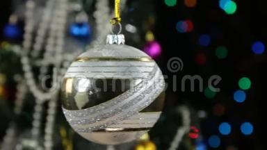 美丽的白色新年和圣诞装饰球沉重地摆动在绳子上。