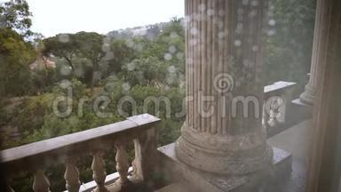 窗户阳台柱上的雨滴电影4k