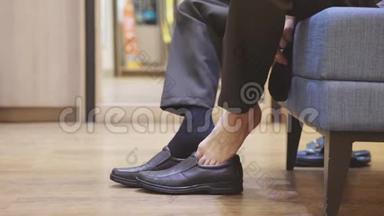 商人穿上棕色的新时尚鞋和袜子。 慢动作。 3840x2160