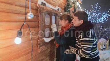 恋爱中的一对夫妇冻住了，敲着一座木制童话屋的窗户让他们进来。圣诞节和新年